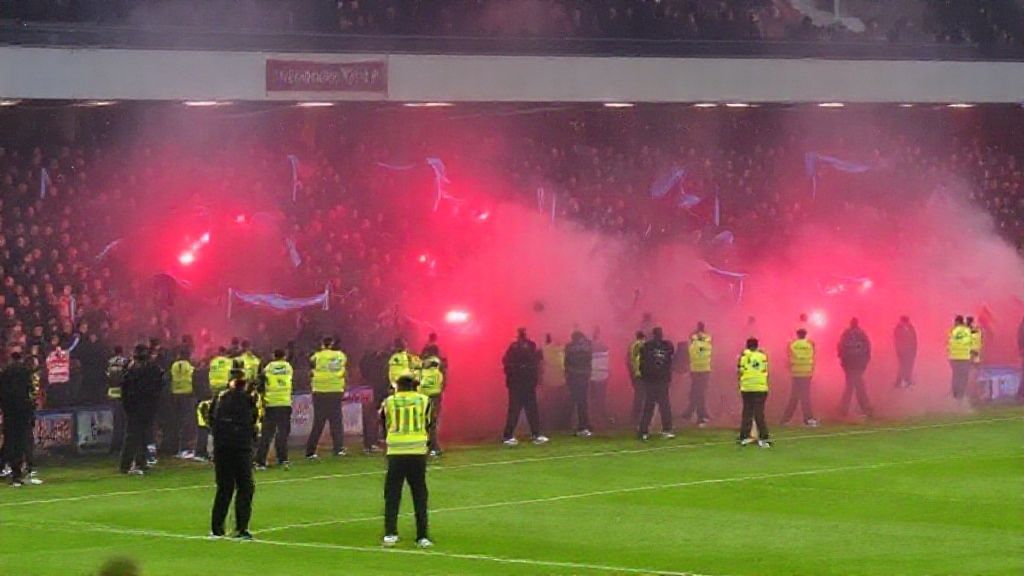 欧联杯赛场爆发球迷骚乱：马伦双响后遭袭